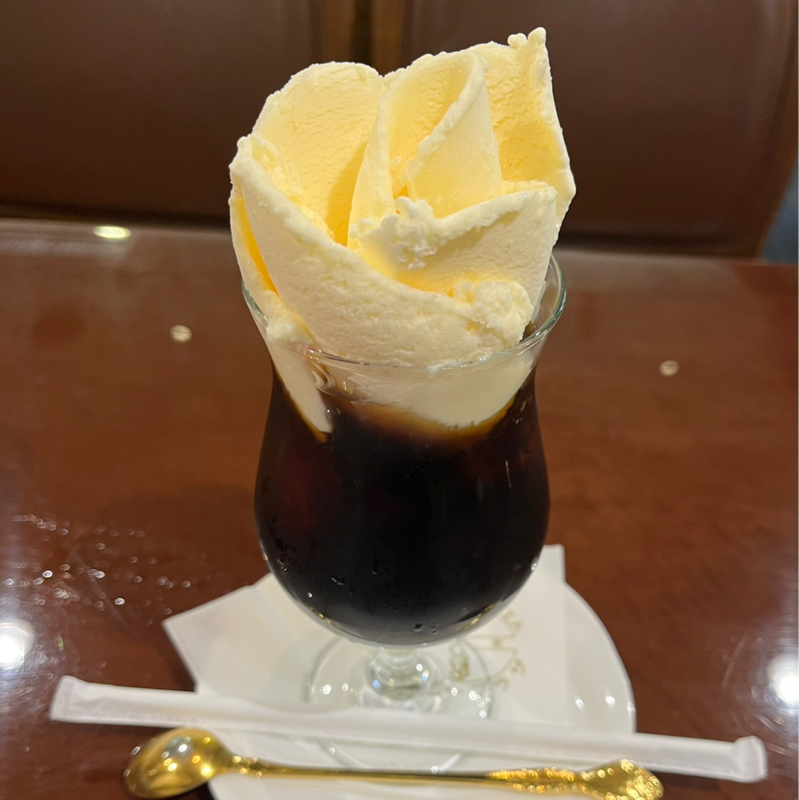 薔薇のコーヒーフロート