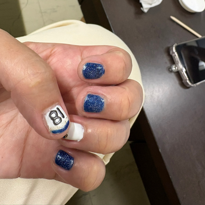 ネイルやってもらってる