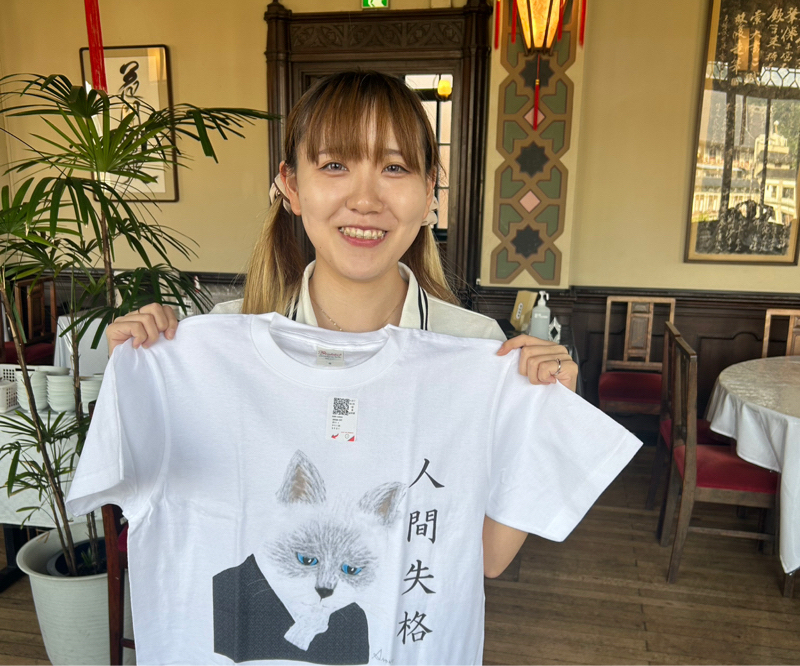 文豪猫Tシャツのモデルは、ちゃんみく