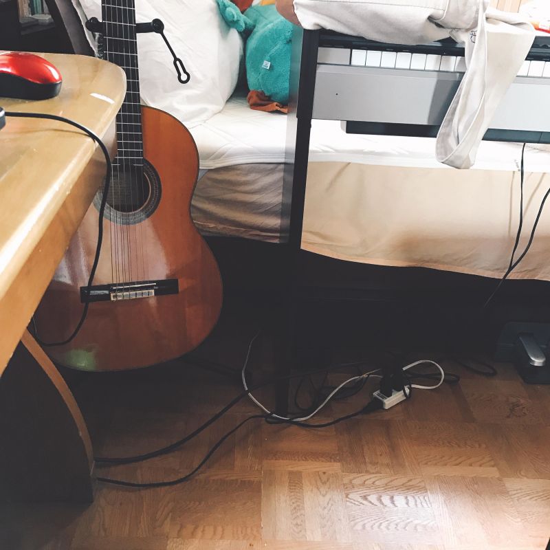 ガットギターを弾きながらお話をする