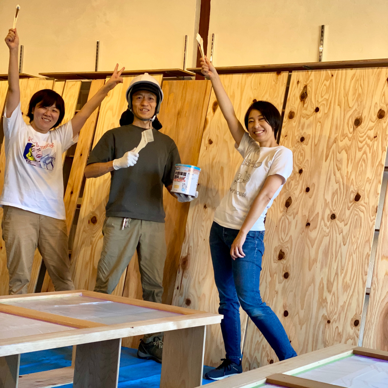 #1025 玄関の建具と本棚の塗装が終了しました！