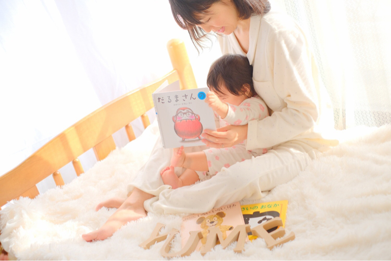 ゆめちゃんへの絵本読み聞かせ