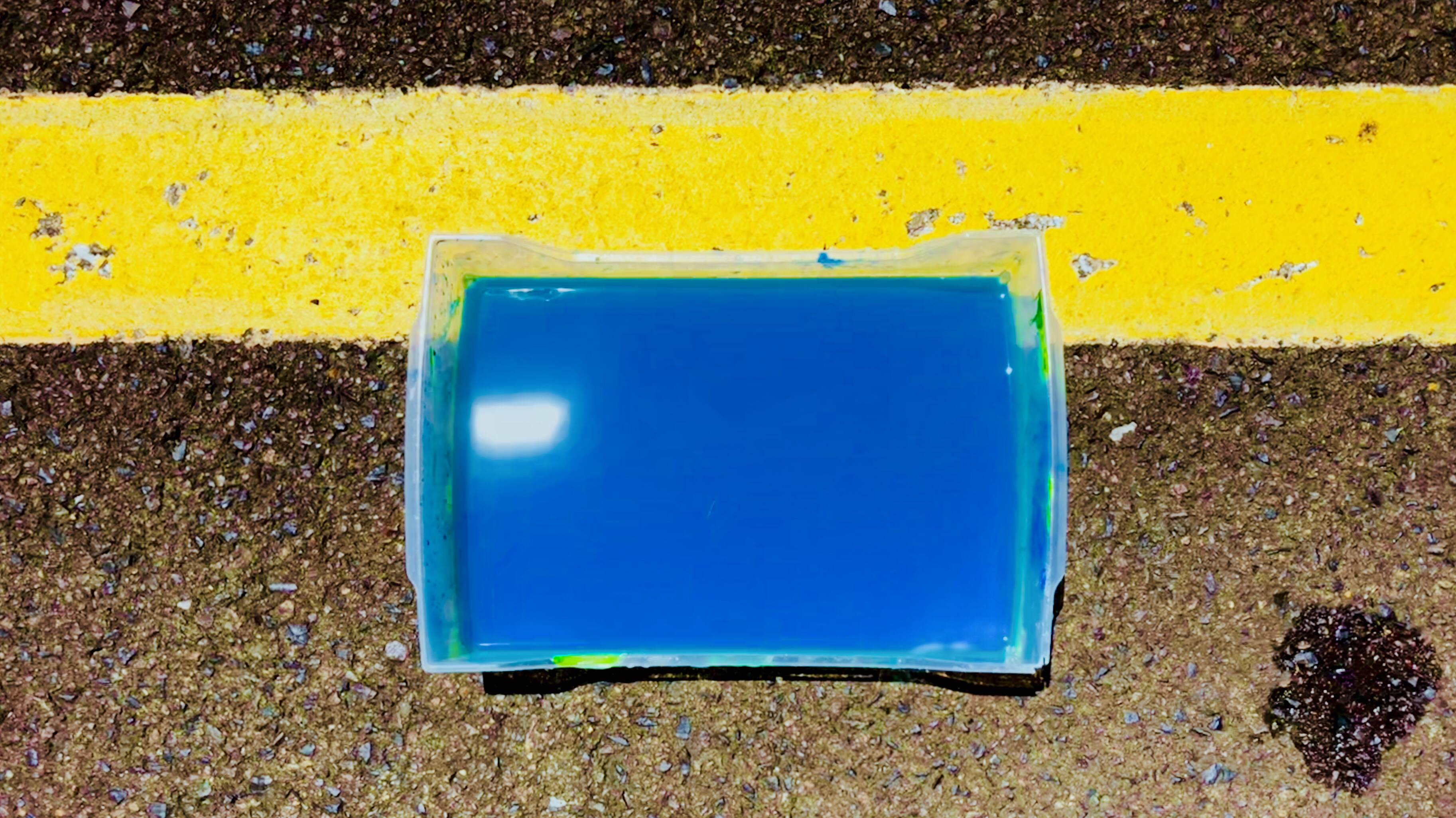 遠くの部屋から聞こえる異国語の叫び声