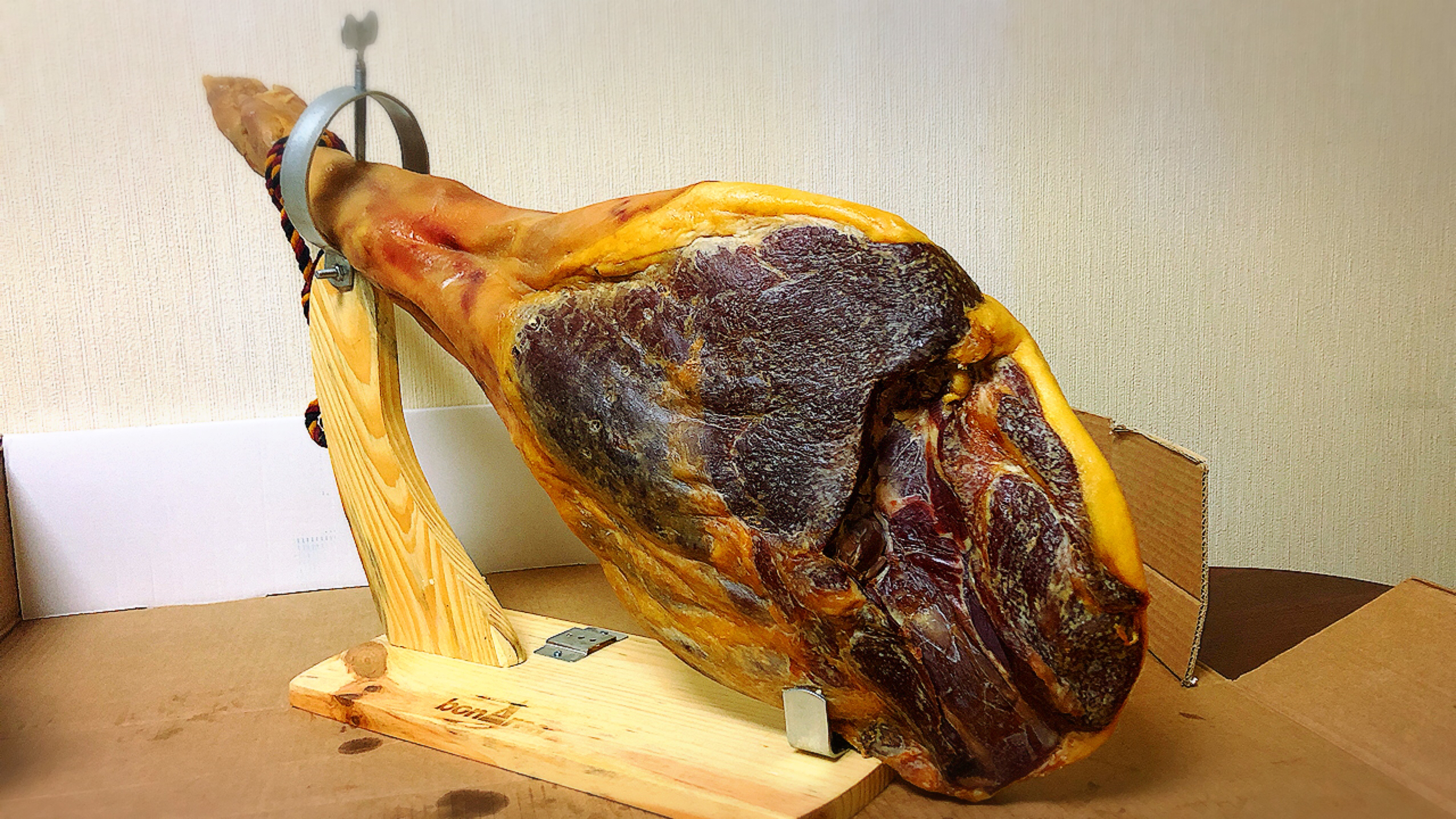 生ハムの原木と暮らしています