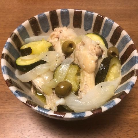 #3 いつクーラーをつけ始めるか問題〜夏の定番！手羽元とズッキーニのオリーブ煮