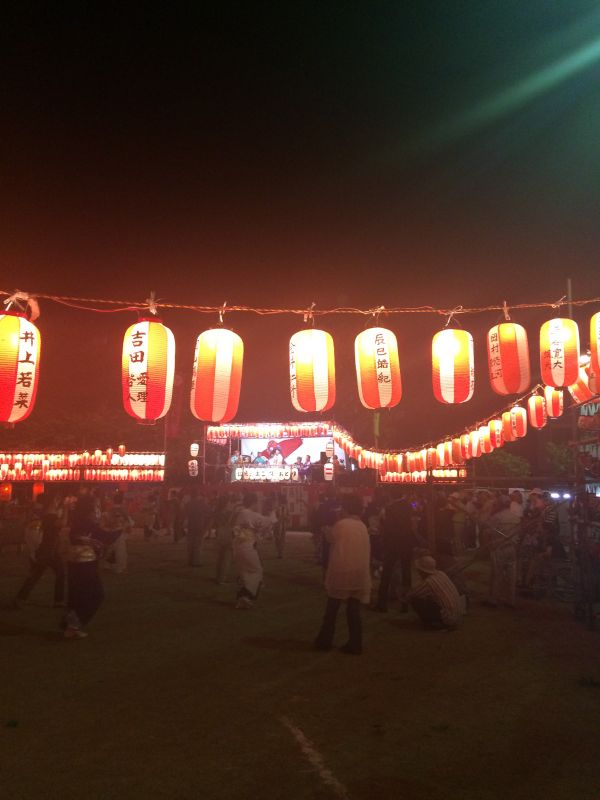 近所の盆踊りに来とります