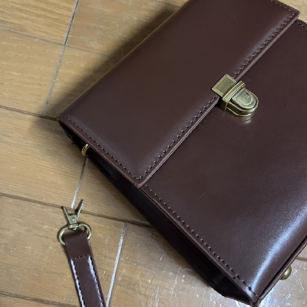 バッグの金具が…