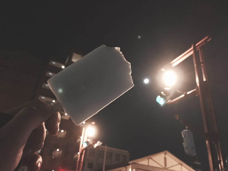 けしょうしながらしゃべってる