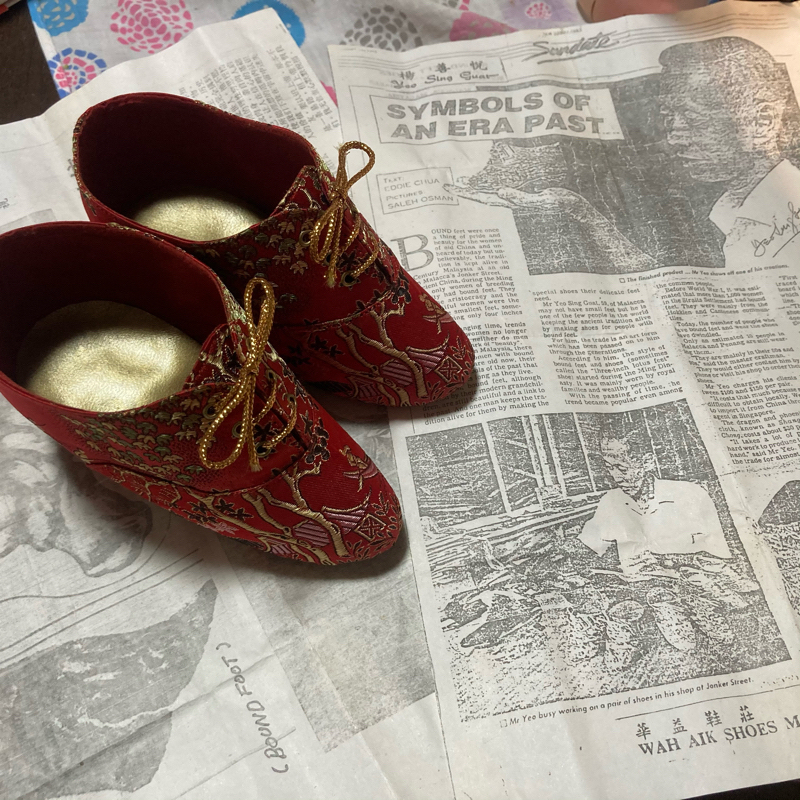 115 マレーシアの纏足の女性達と靴職人 - さとの服飾シルクロード(仮 