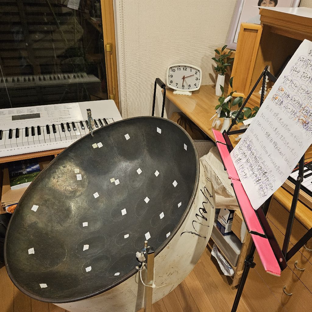 スチール・パンの練習　未だに身体が音の位置が覚えられない