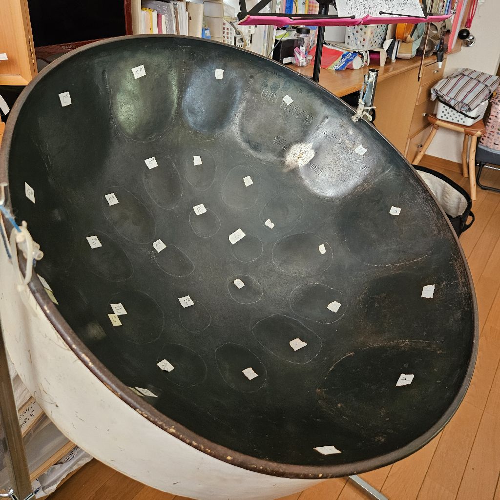 スチール・パンのお手入れをして、「ファンファーレ」を練習してみる