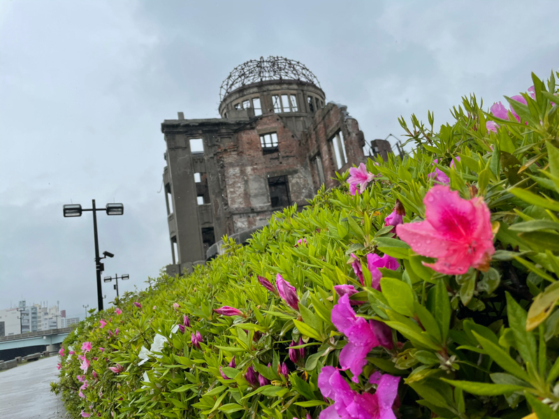 平和食べ春さき舐める白い雨