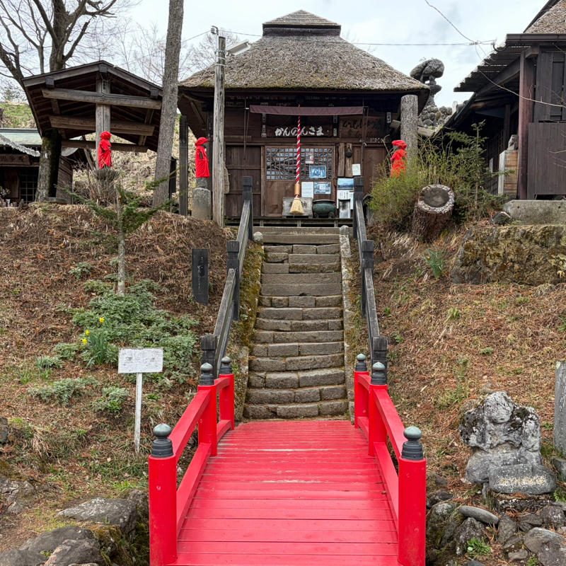 午後散歩18℃。嬬恋村鎌原(かんばら)地区の観音堂にて浅間山天明の大噴火の爪痕に触れる。#1821