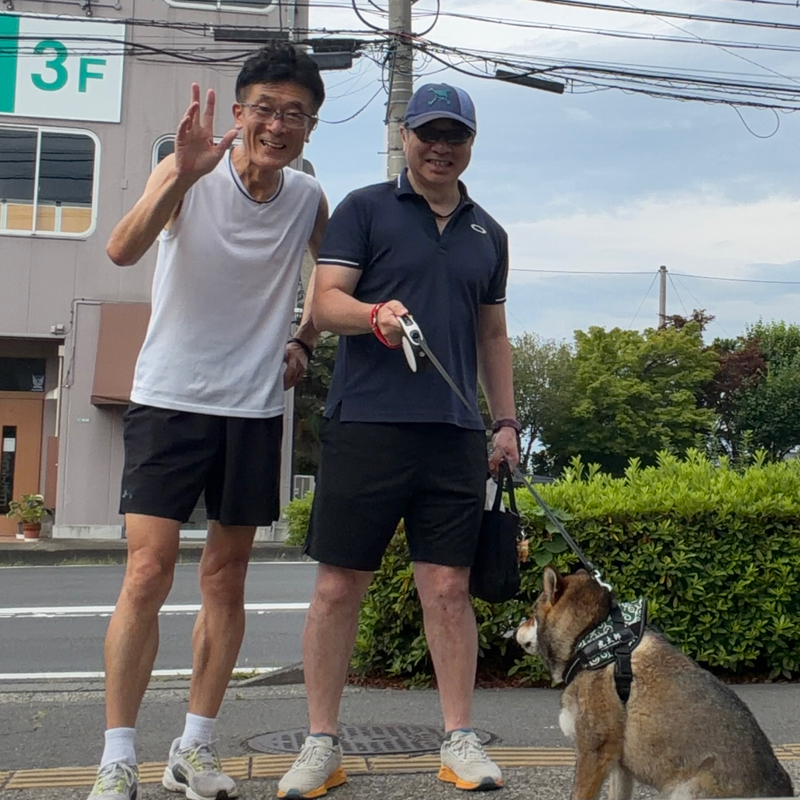 朝ラン22℃。興奮が続く高円寺の熱気と孫と遊んだ週末と中学テニス部同期の骨折話と虎太郎君。#1918