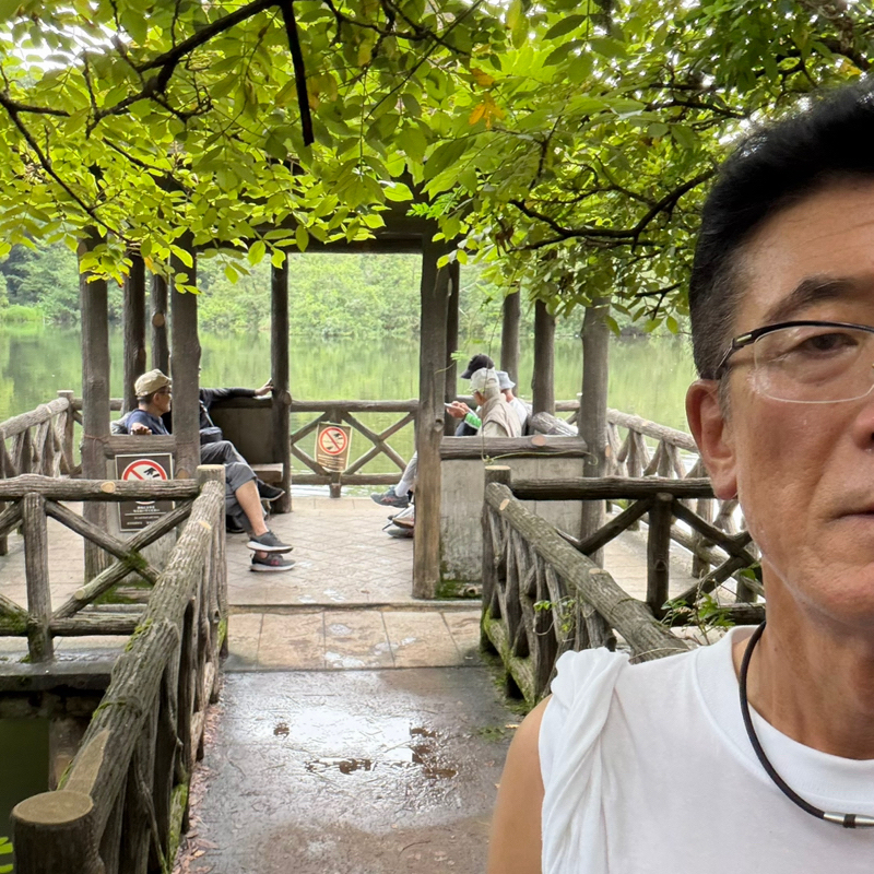 朝ラン19℃。雨降って溜まる弁天島と若き脚本家と移動中にPCで仕事する男と勝利で終えた年。#1983