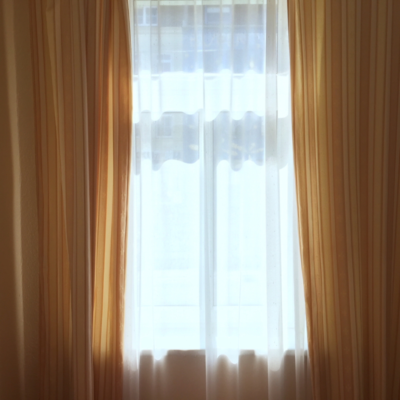 カーテンの裏側②