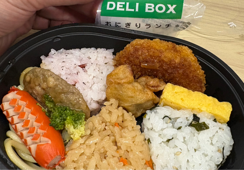 幼稚園のお弁当のようなお弁当。フツーに美味しいけど、こんなんで腹一杯になるかぁッ！#597