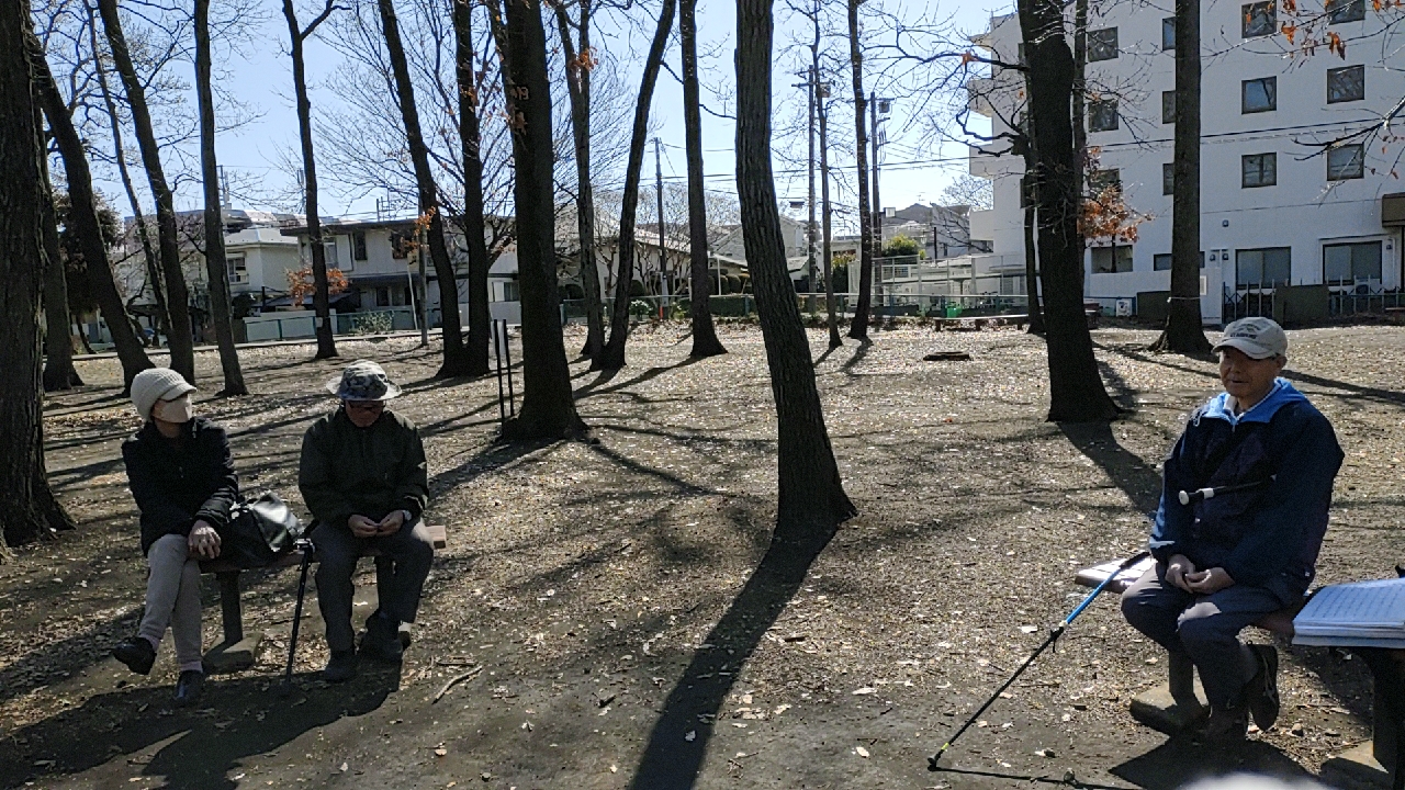 朝の公園で　草笛とリコーダー、バンジョーで合奏しました