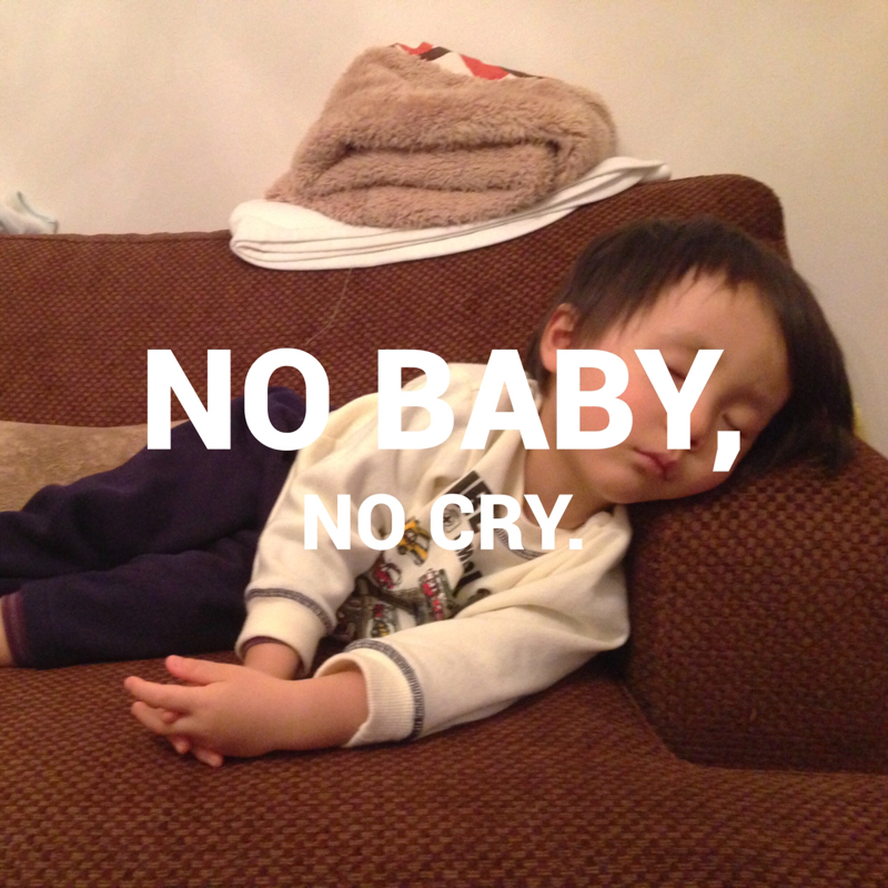 泣く赤ちゃんと必死な夫婦。