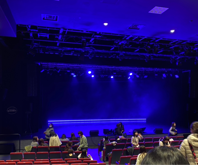 意外と全員座って観てた