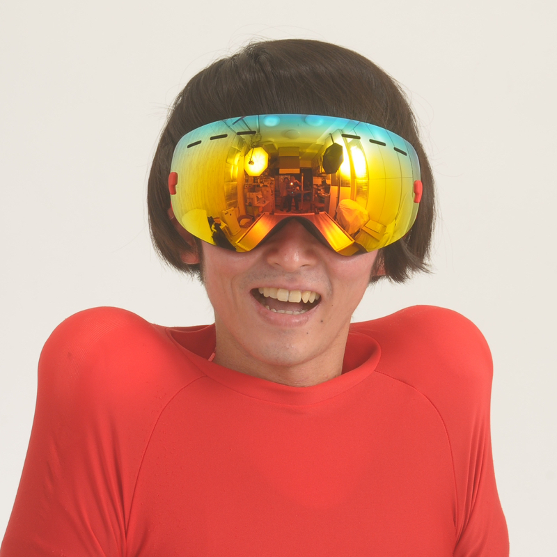 宣材写真のゴーグルに映る写真館のおじいさんおばあさん