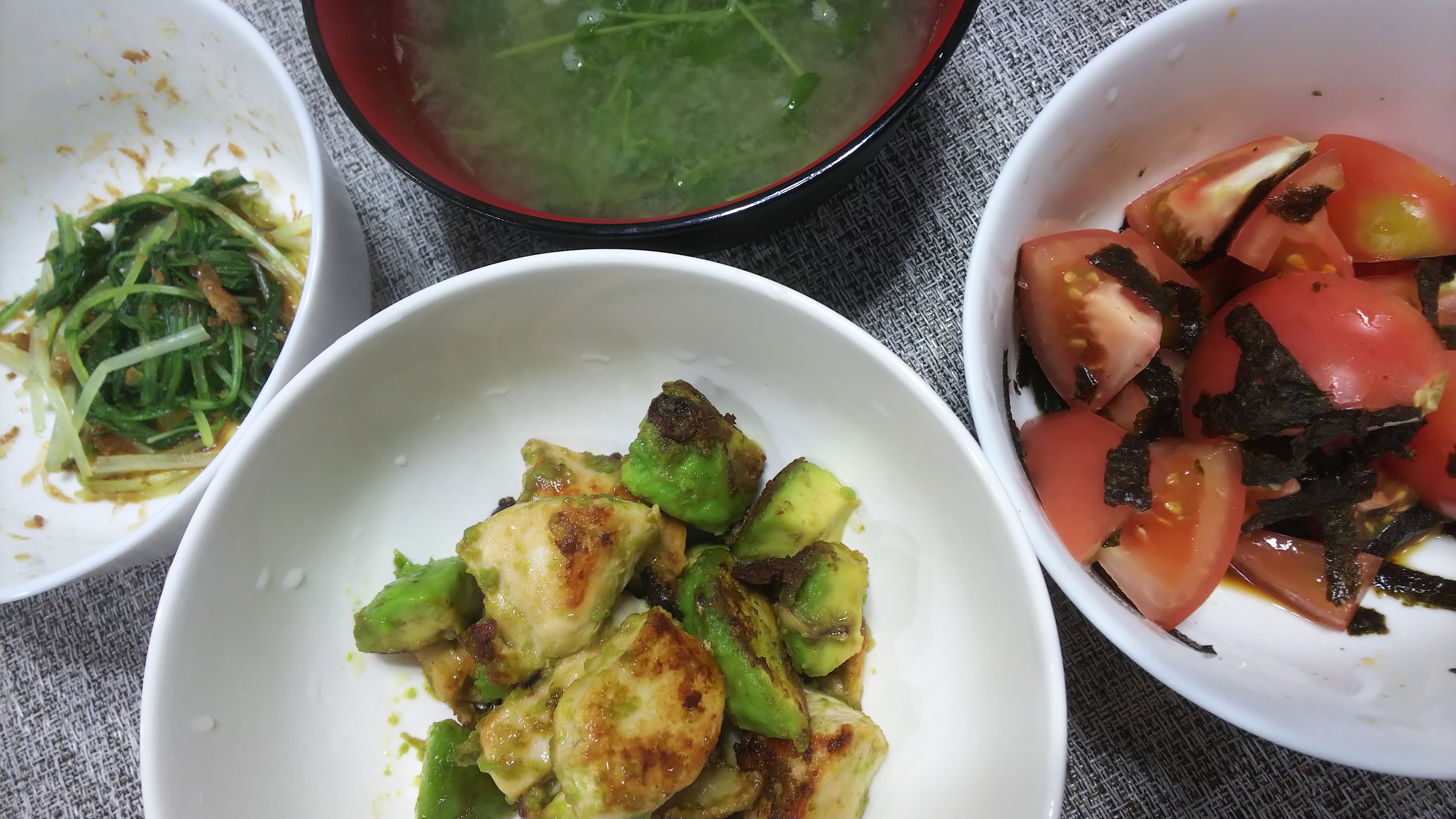 141回目　調理後半（アボカドと鳥のにんにく炒め、トマトわさびあえ、春菊のおひたし）