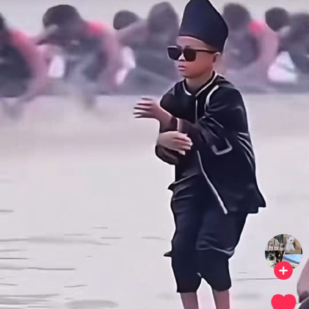 #608 インドネシアのボートの子供