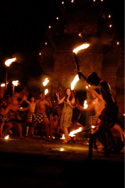 ケチャと民族音楽と、気になる異性とはキャンプファイヤーに行くといいらしい話