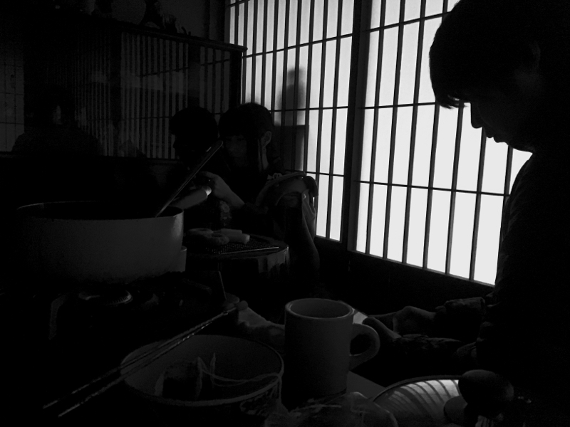 火鉢を囲んで。