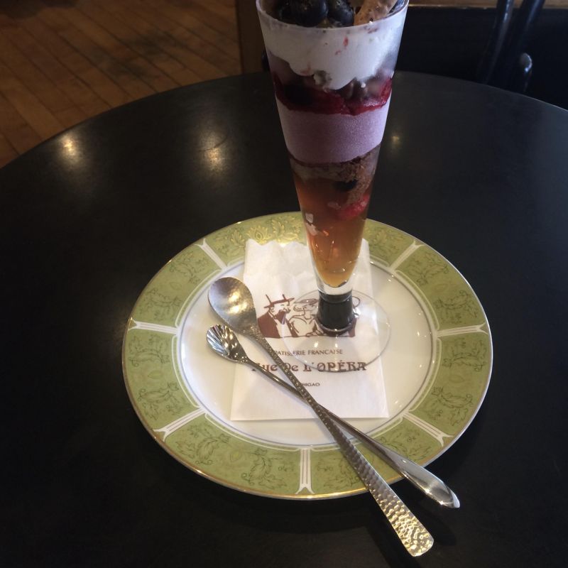 パフェスプーンが底まで届かない