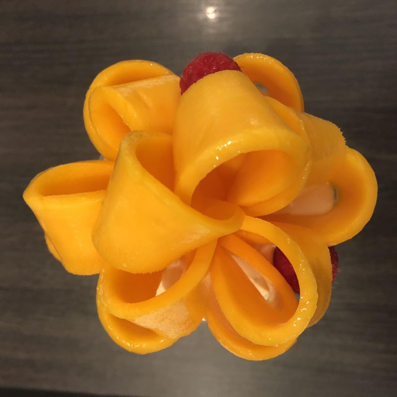 パフェの写真、どこから撮るか。