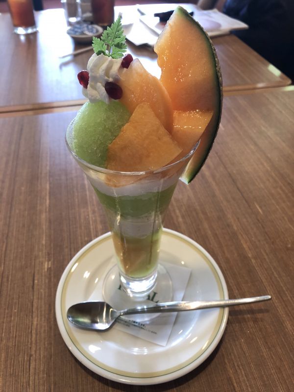 ロイヤルホストのメロンパフェを激推しする。