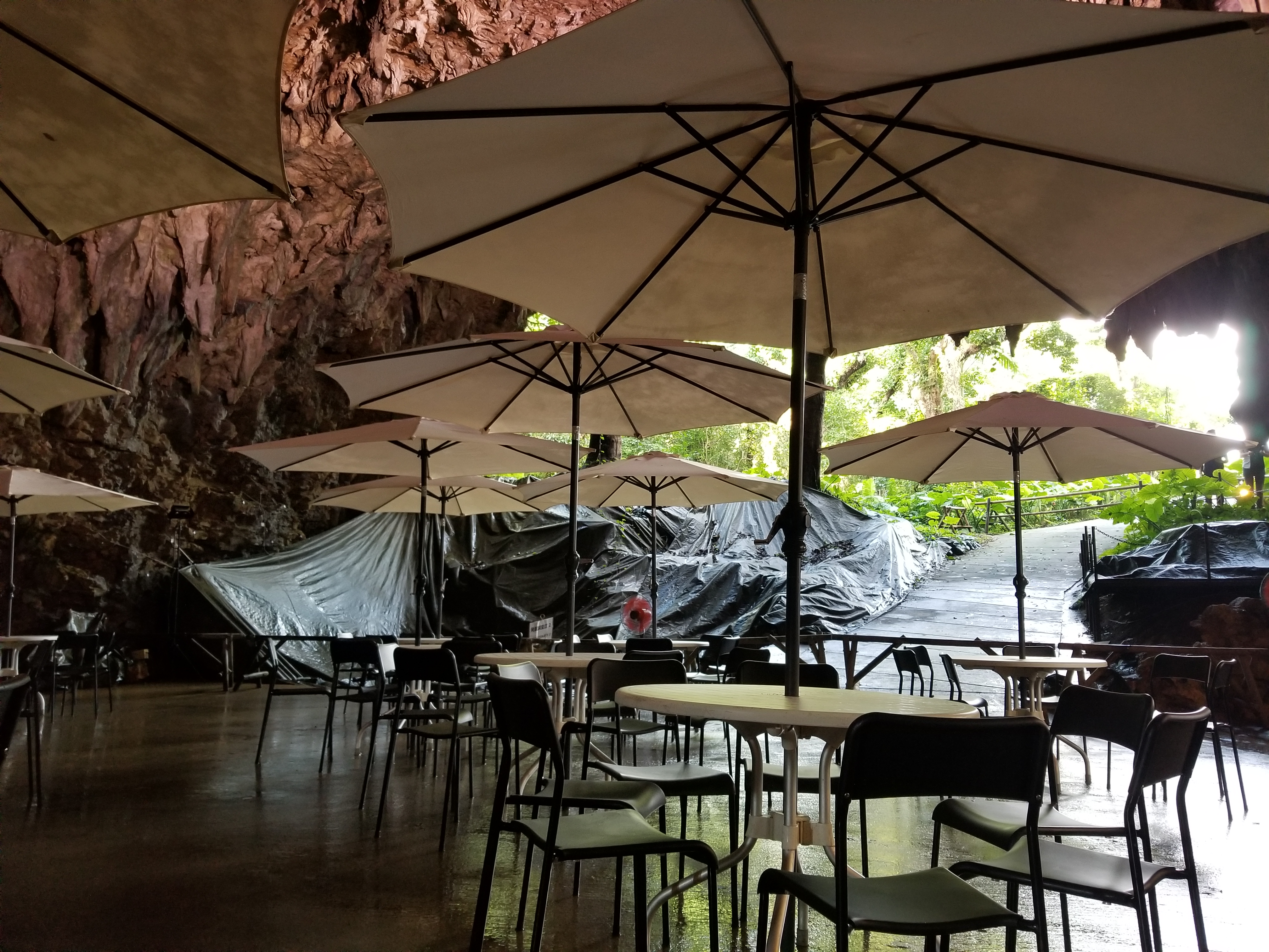 音で旅する沖縄～ガンガラーの谷の洞窟カフェのパラソルの下