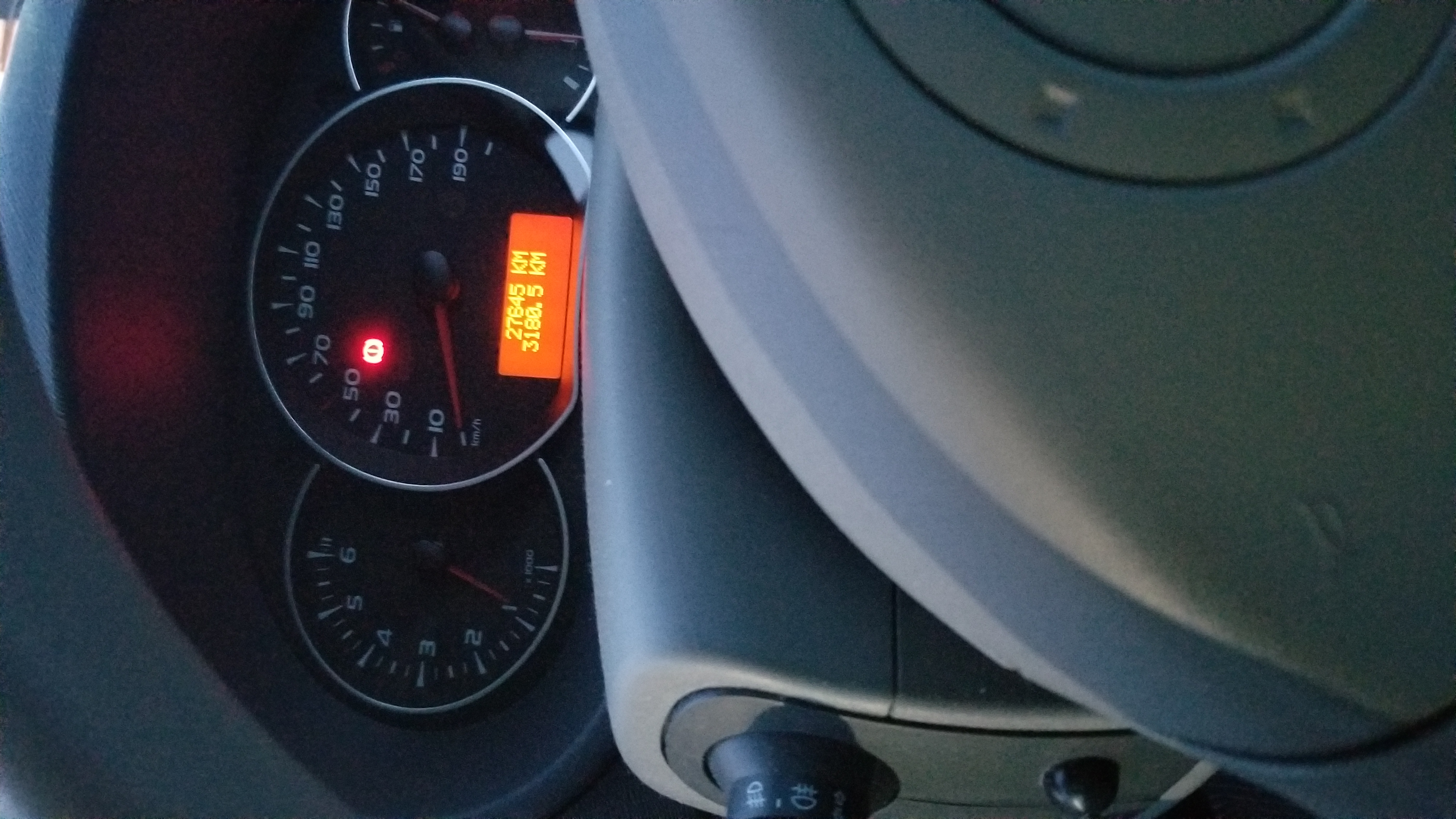 車の中で弁当を食べながら独り言を言うラジオ