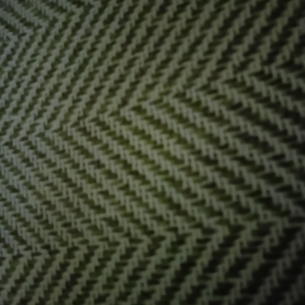 カーペットに爪を立ててる音