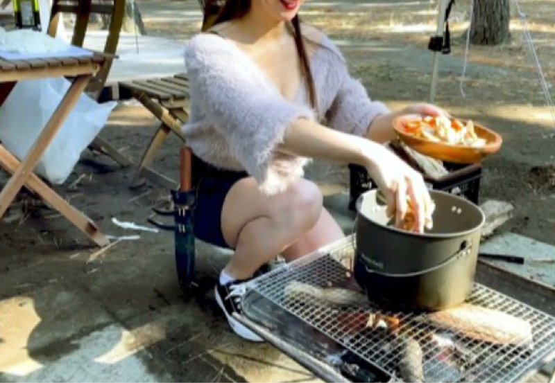 【画像】ソロキャンを楽しむKカップ女性だったが…