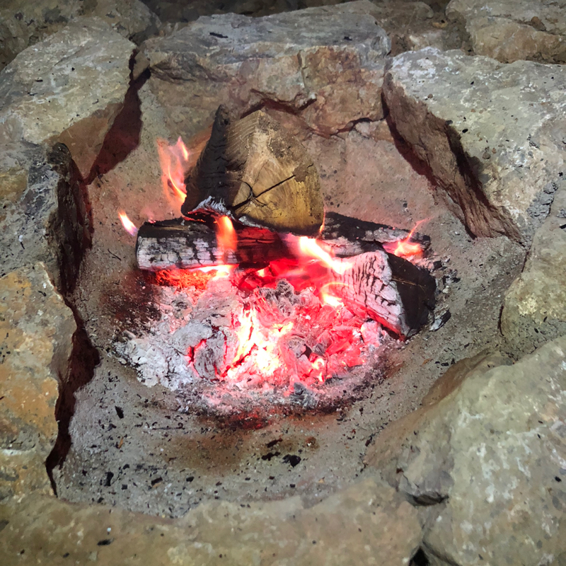 直火サイト、焼おむすび石かまどに初火入れ