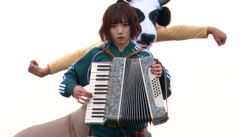 膝で鍵盤ハーモニカを弾き亭