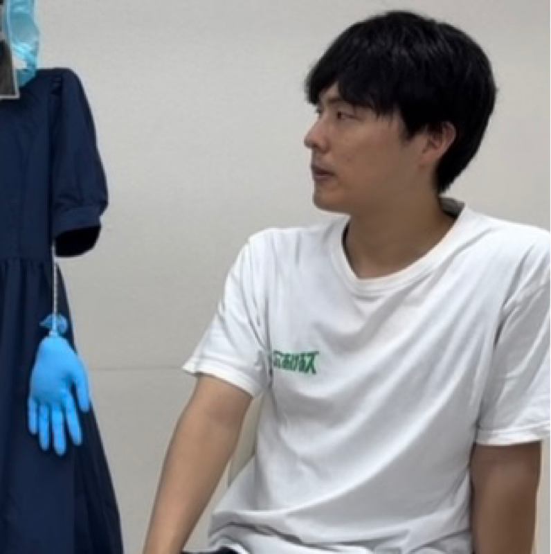 #510  肩身狭し