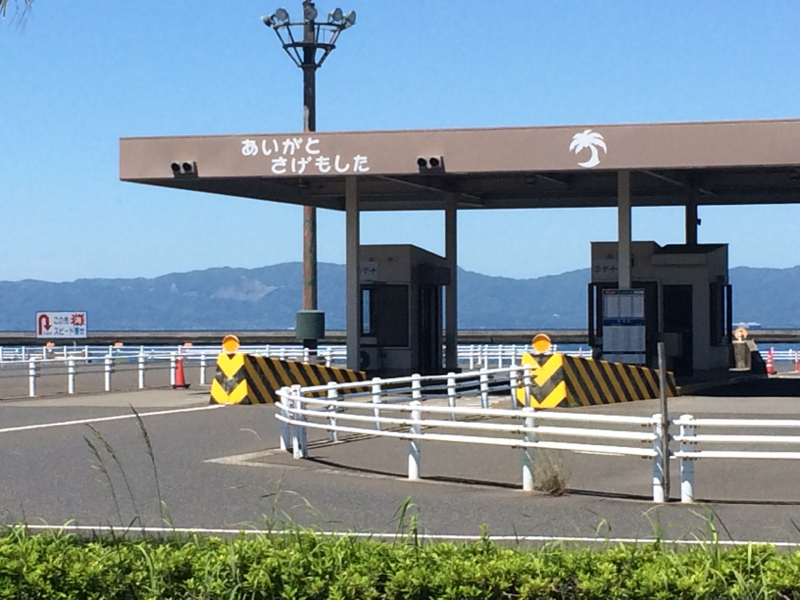 男が1人つぶやき続ける