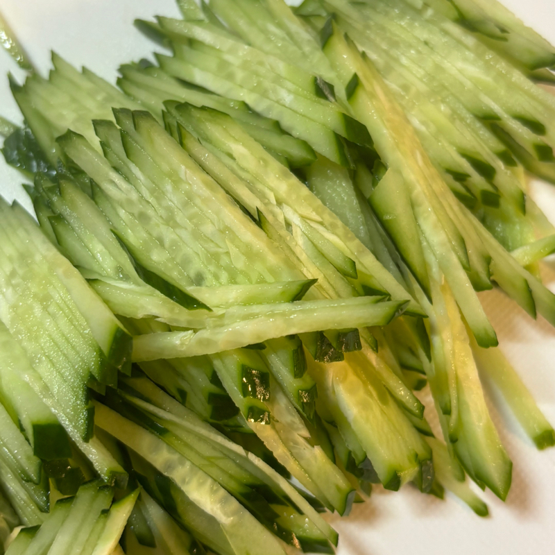 とし子がキュウリ切る～トントントン～トントントン～🥒