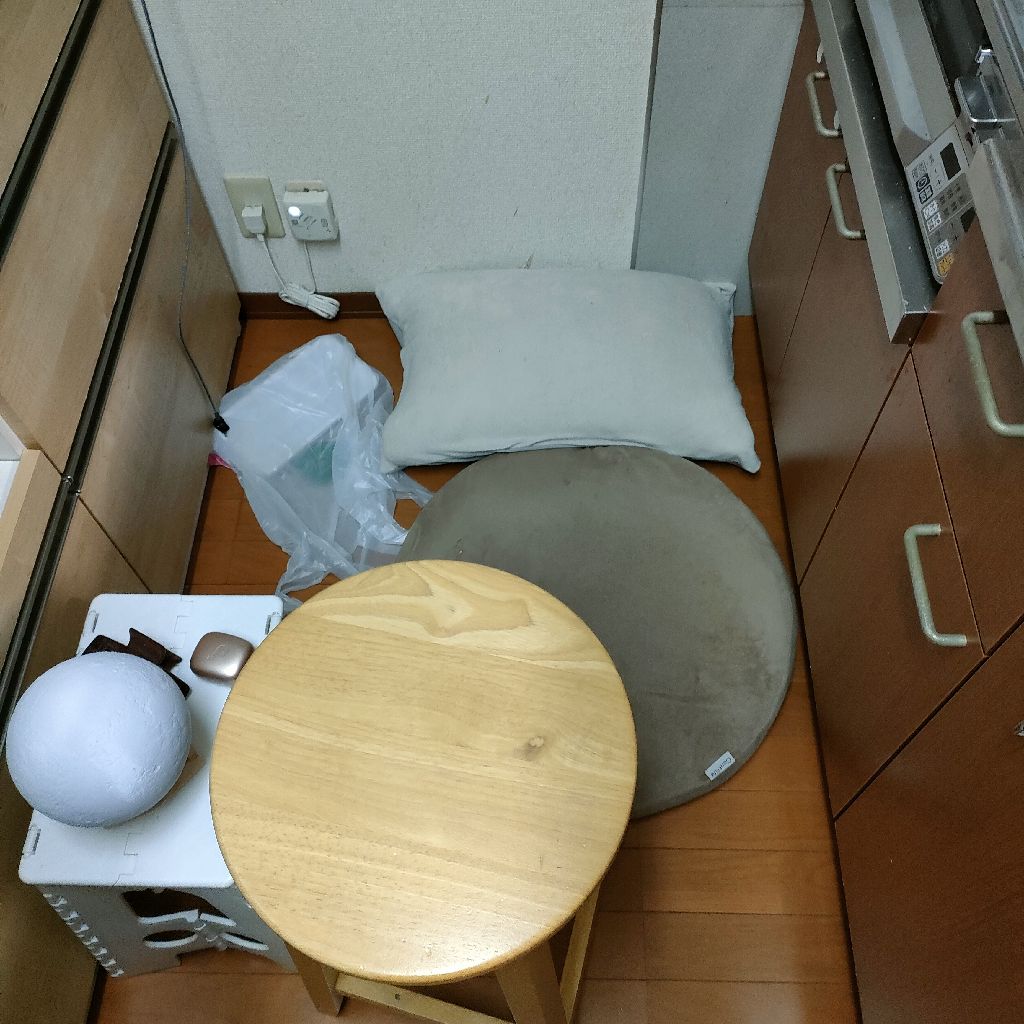 #31.闇落ちからのここで気絶したの茶色い椅子の真ん中に足突っ込むのがポイントだよ月ライトええよ